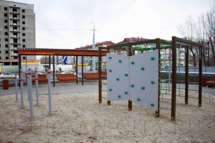 Детская площадка и зона отдыха: в Кургане благоустроили новую территорию