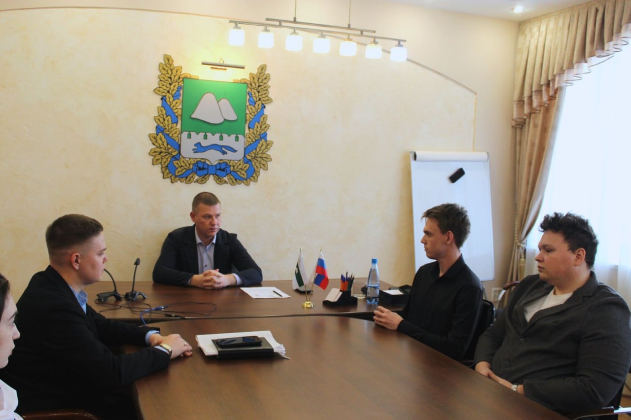 Заместители губернатора Курганской области Иван Ситников и Сергей Гаврин встретились со специалистами-стажерами и выпускниками Курганского государственного университета, Курганского филиала РАНХиГС, Курганского...