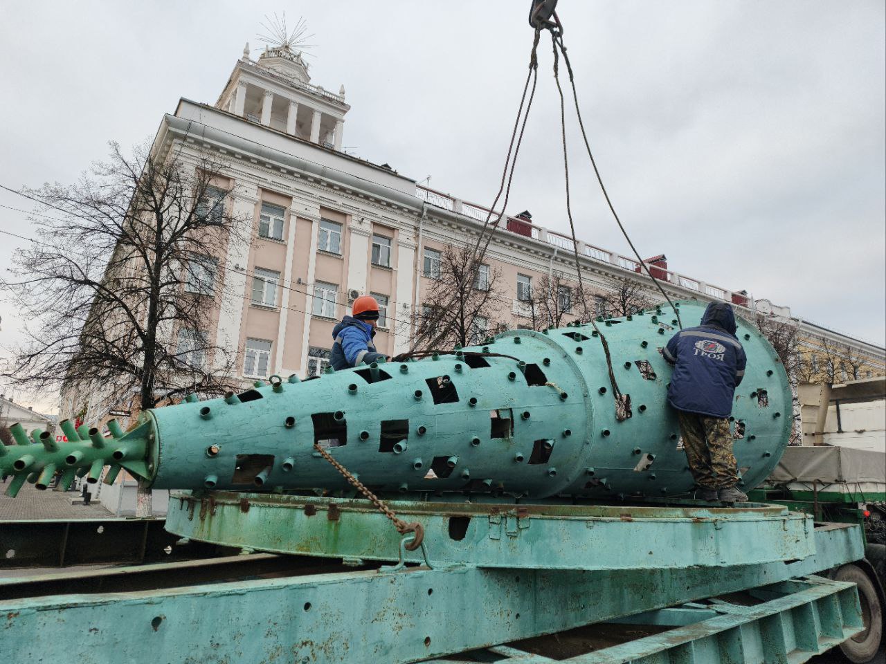 Прямо сейчас на центральную площадь привезли каркас для будущей ёлки Прямо сейчас на центральную площадь привезли каркас для будущей ёлки