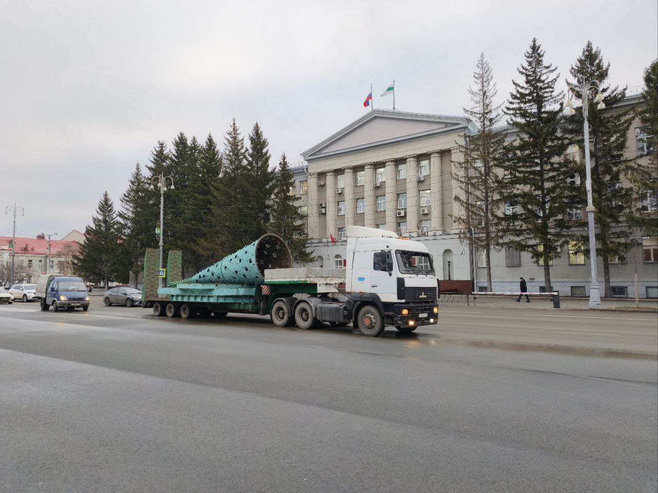 Прямо сейчас на центральную площадь привезли каркас для будущей ёлки Прямо сейчас на центральную площадь привезли каркас для будущей ёлки