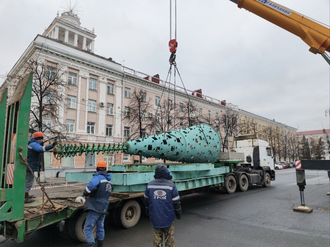 Прямо сейчас на центральную площадь привезли каркас для будущей ёлки Прямо сейчас на центральную площадь привезли каркас для будущей ёлки