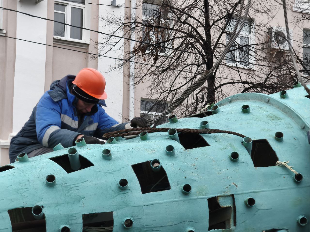 Прямо сейчас на центральную площадь привезли каркас для будущей ёлки Прямо сейчас на центральную площадь привезли каркас для будущей ёлки