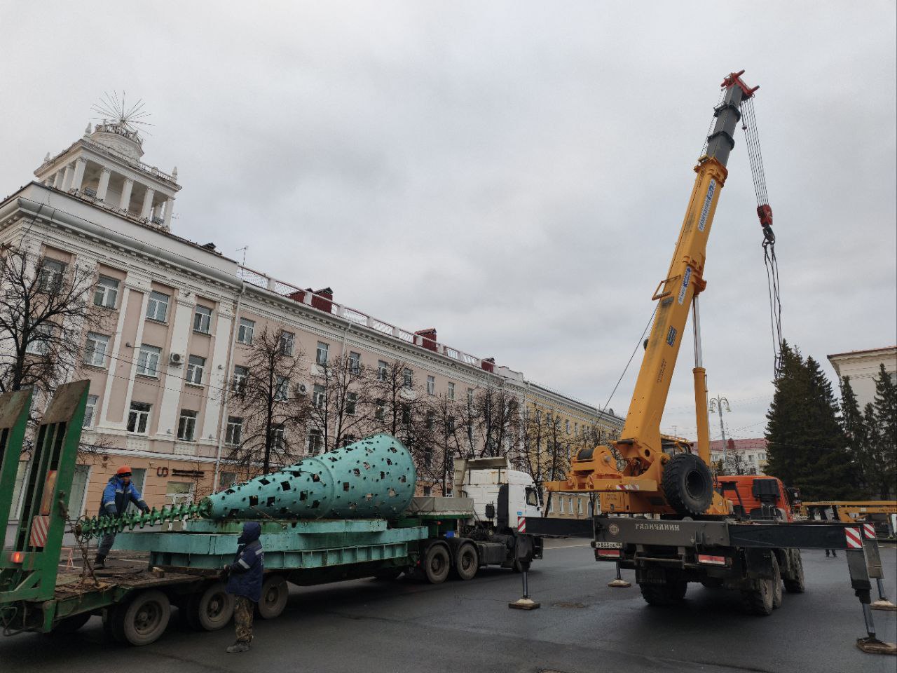 Прямо сейчас на центральную площадь привезли каркас для будущей ёлки Прямо сейчас на центральную площадь привезли каркас для будущей ёлки