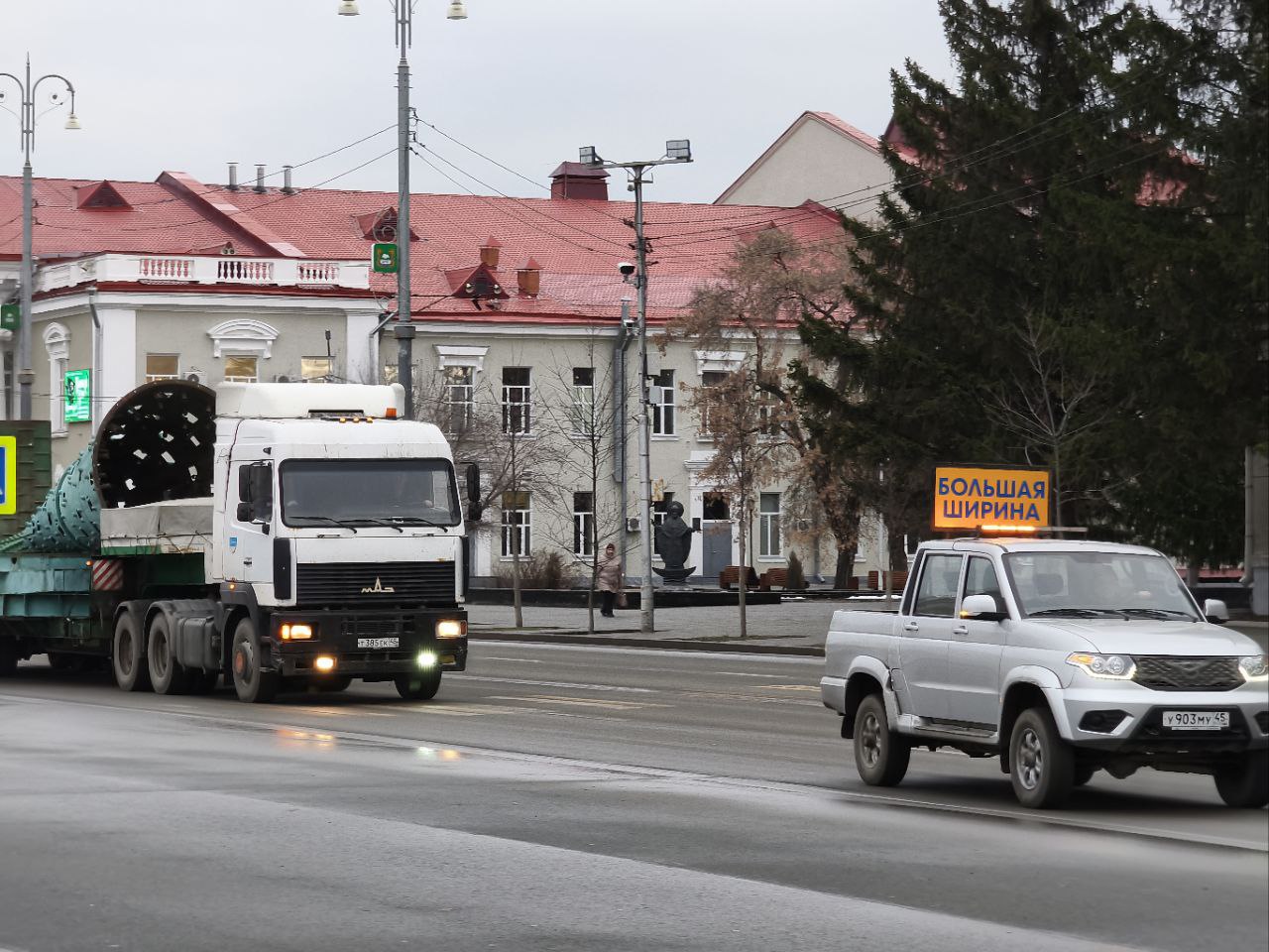 Прямо сейчас на центральную площадь привезли каркас для будущей ёлки Прямо сейчас на центральную площадь привезли каркас для будущей ёлки