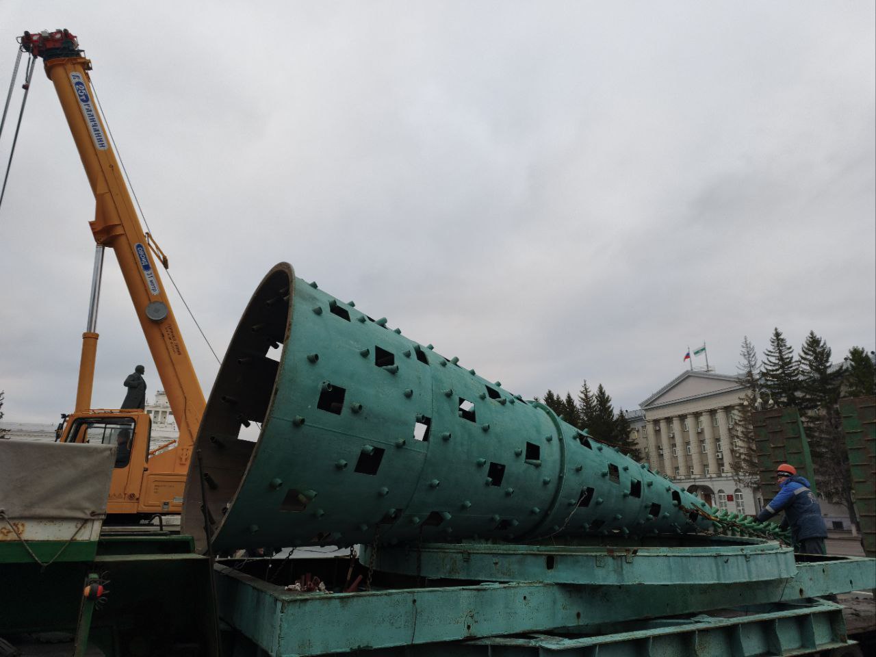 Прямо сейчас на центральную площадь привезли каркас для будущей ёлки Прямо сейчас на центральную площадь привезли каркас для будущей ёлки