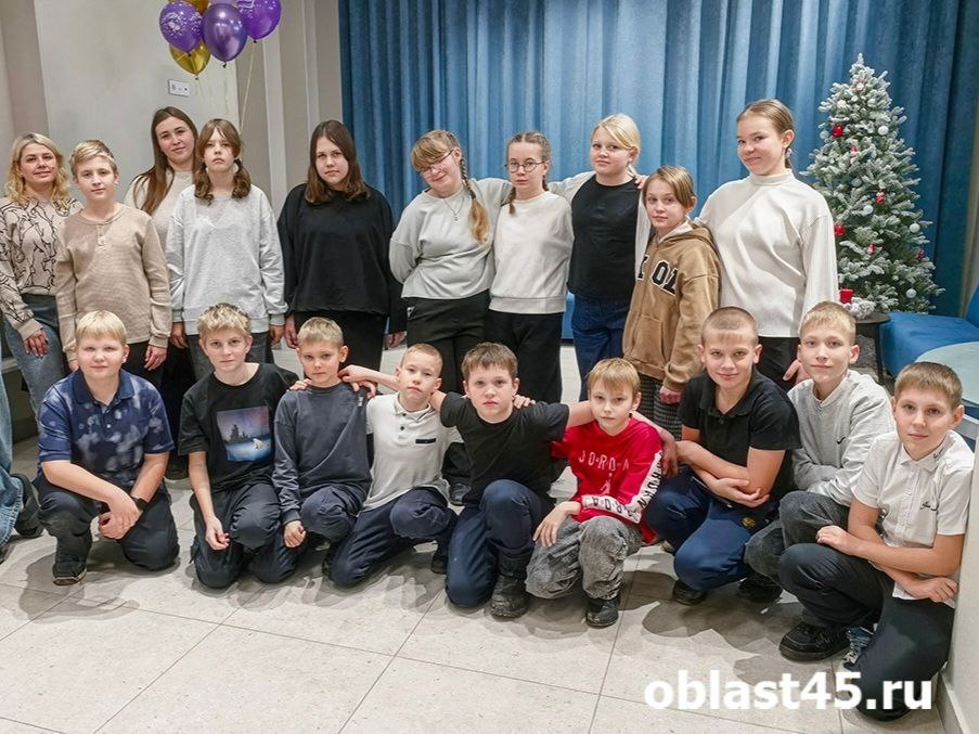 Сегодня, 1 декабря, пятиклассники из Варгашинской средней школы №3 заполонили наш офис и отправились в путешествие по кабинетам