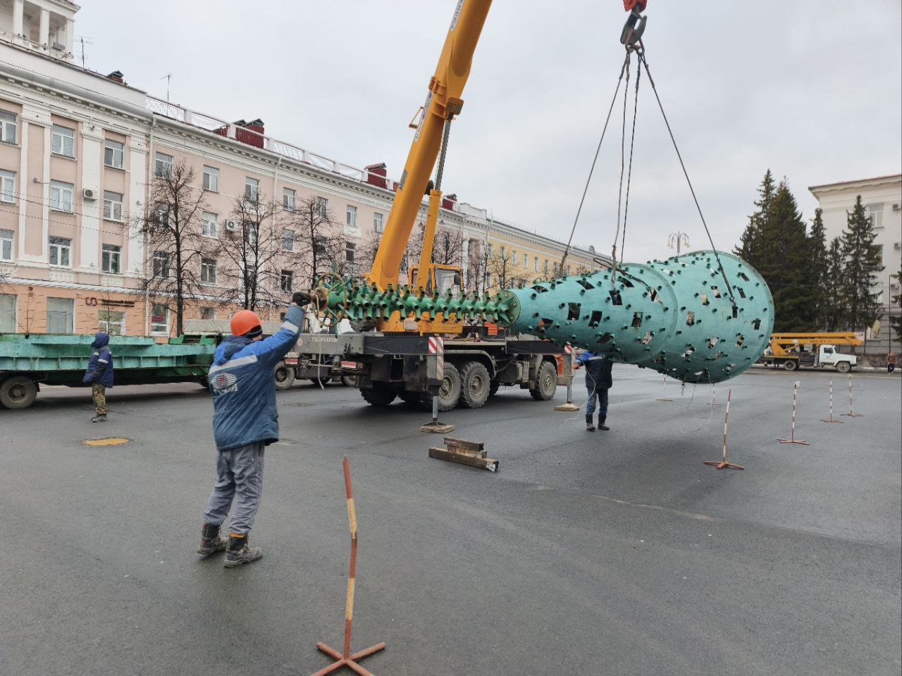 Прямо сейчас на центральную площадь привезли каркас для будущей ёлки