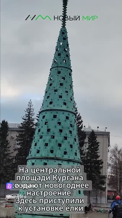 На центральной площади Кургана создают новогоднее настроение