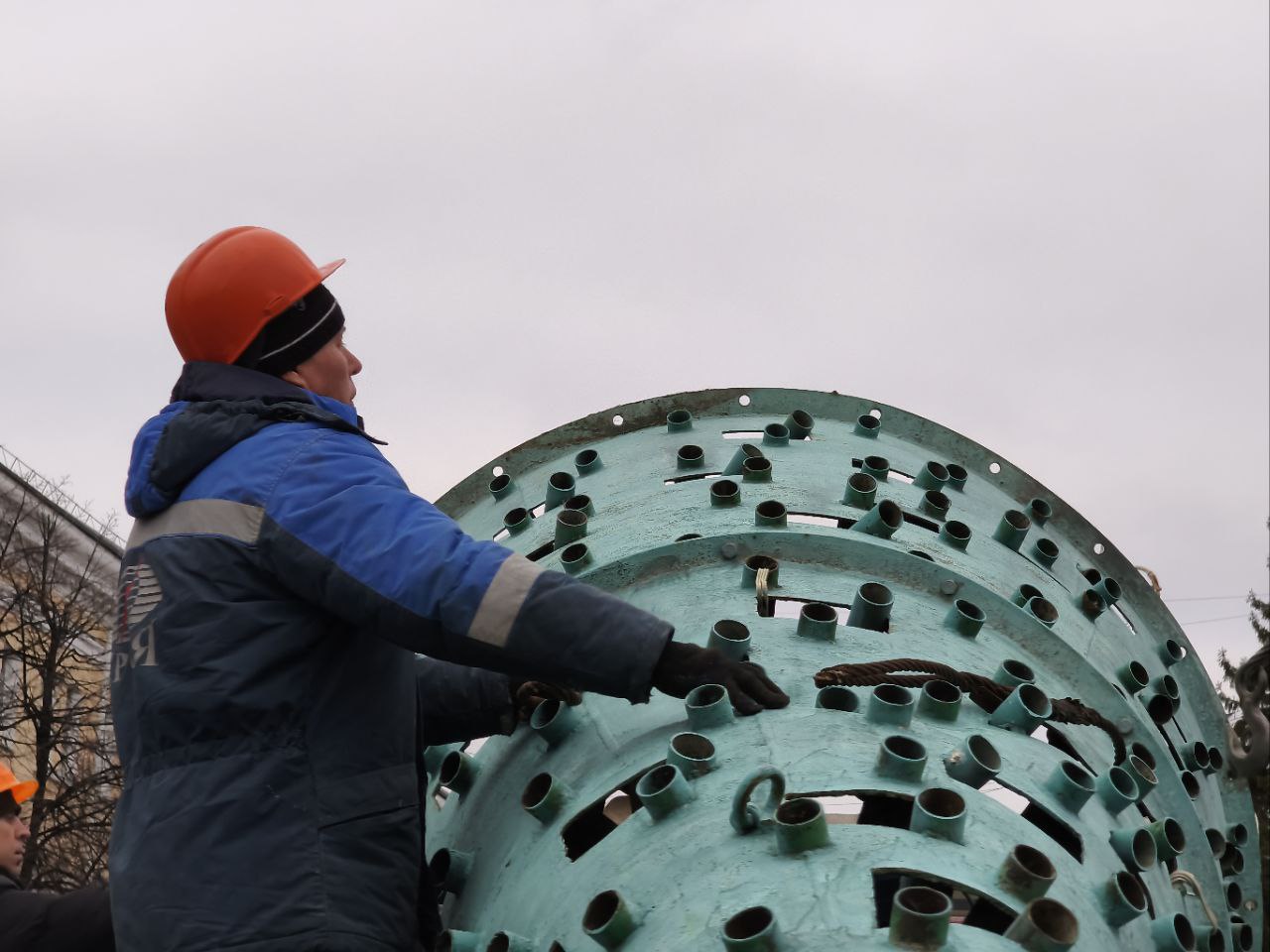 Прямо сейчас на центральную площадь привезли каркас для будущей ёлки Прямо сейчас на центральную площадь привезли каркас для будущей ёлки