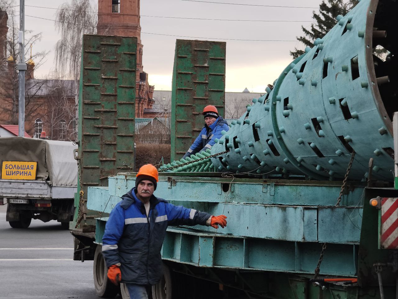 Прямо сейчас на центральную площадь привезли каркас для будущей ёлки Прямо сейчас на центральную площадь привезли каркас для будущей ёлки