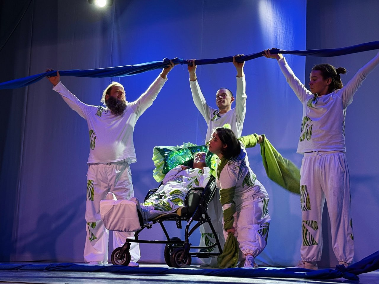 В Доме культуры им. М. Горького города Кургана состоялась премьера спектакля инклюзивной театральной школы «Поэзия красок» В Доме культуры им. М. Горького города Кургана состоялась премьера спектакля инклюзивной театральной школы «Поэзия красок»