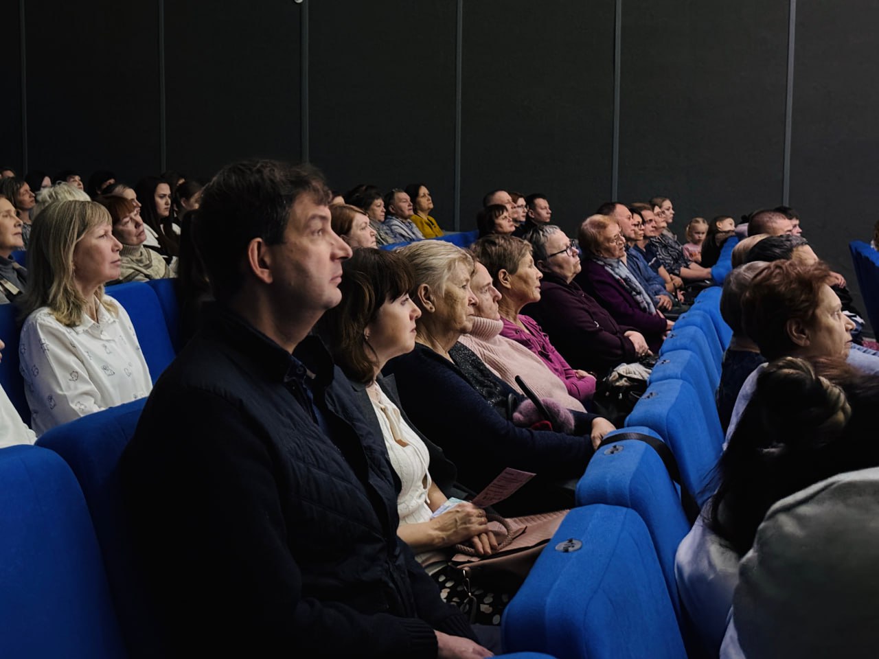 В Доме культуры им. М. Горького города Кургана состоялась премьера спектакля инклюзивной театральной школы «Поэзия красок» В Доме культуры им. М. Горького города Кургана состоялась премьера спектакля инклюзивной театральной школы «Поэзия красок»