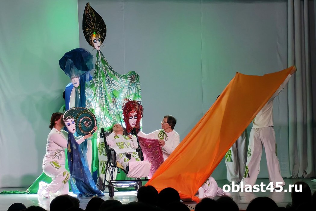 «Литургия красоты»: люди с ОВЗ проложили для курганцев путь к поэзии Бальмонта