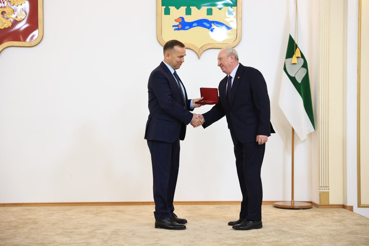 Сегодня, 4 декабря, губернатор Вадим Шумков поздравил членов избирательных комиссий с 30-летием избирательной системы Курганской области и вручил награды Сегодня, 4 декабря, губернатор Вадим Шумков поздравил членов избирательных комиссий с 30-летием избирательной системы Курганской области и вручил награды