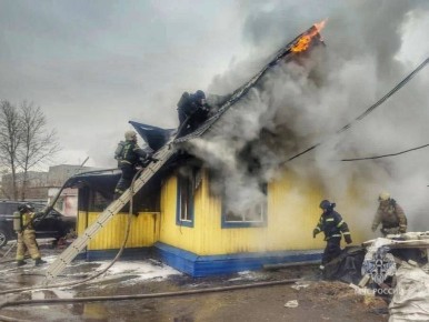 Пожар на улице Достоевского тушат в Кургане