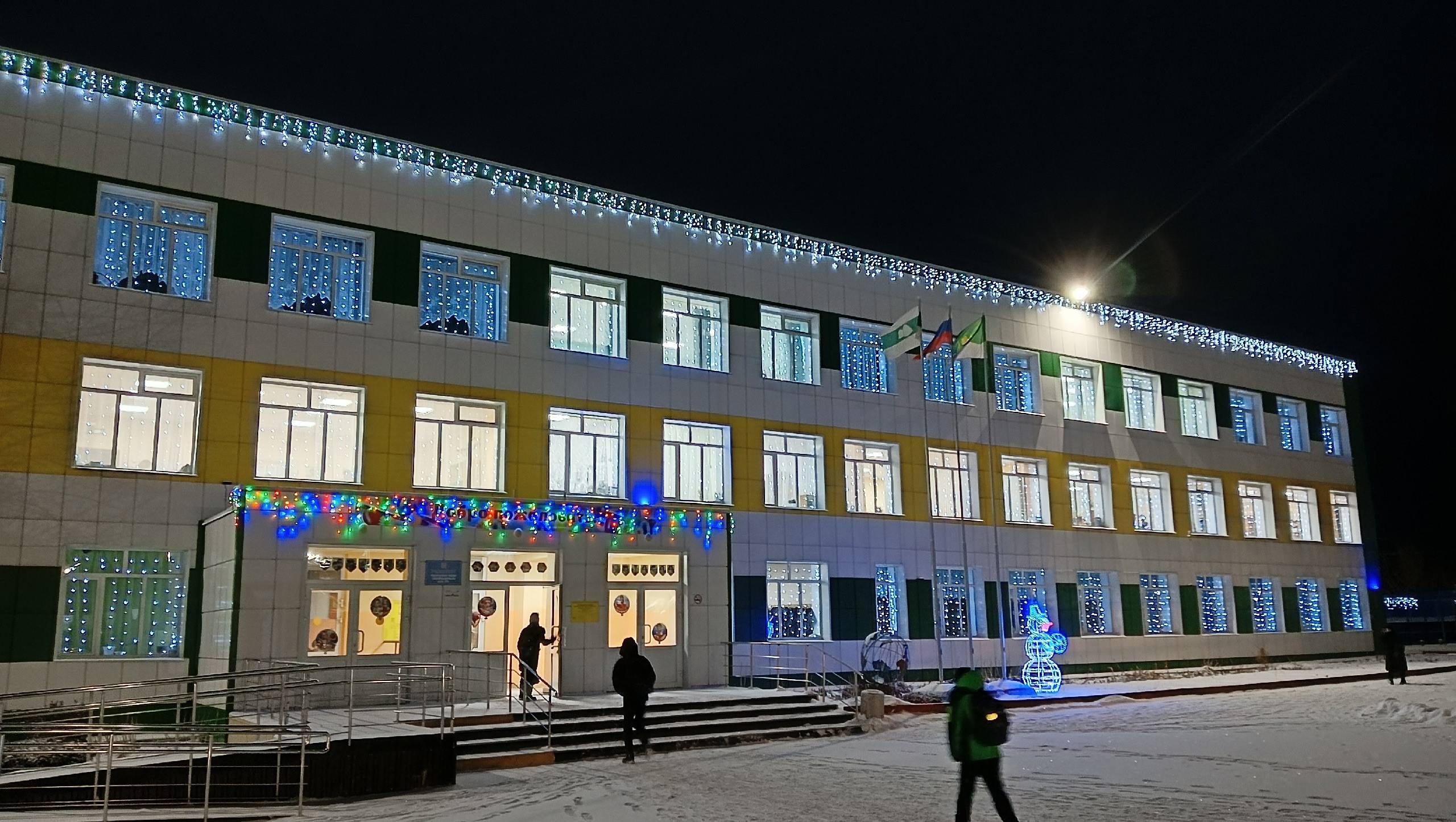 Жители Куртамышского округа уже начали наряжать свои дома и учреждения, создавая праздничную атмосферу Жители Куртамышского округа уже начали наряжать свои дома и учреждения, создавая праздничную атмосферу