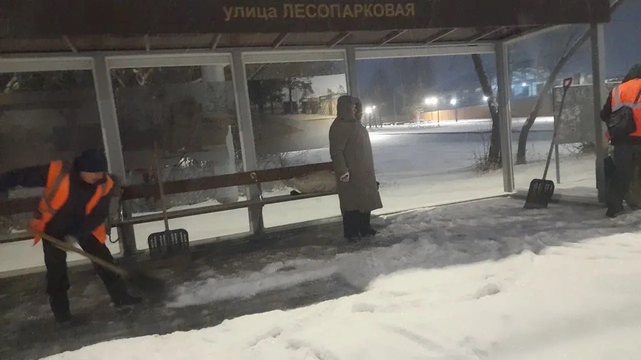 Дорожные службы работают на очистке улиц от снега Дорожные службы работают на очистке улиц от снега