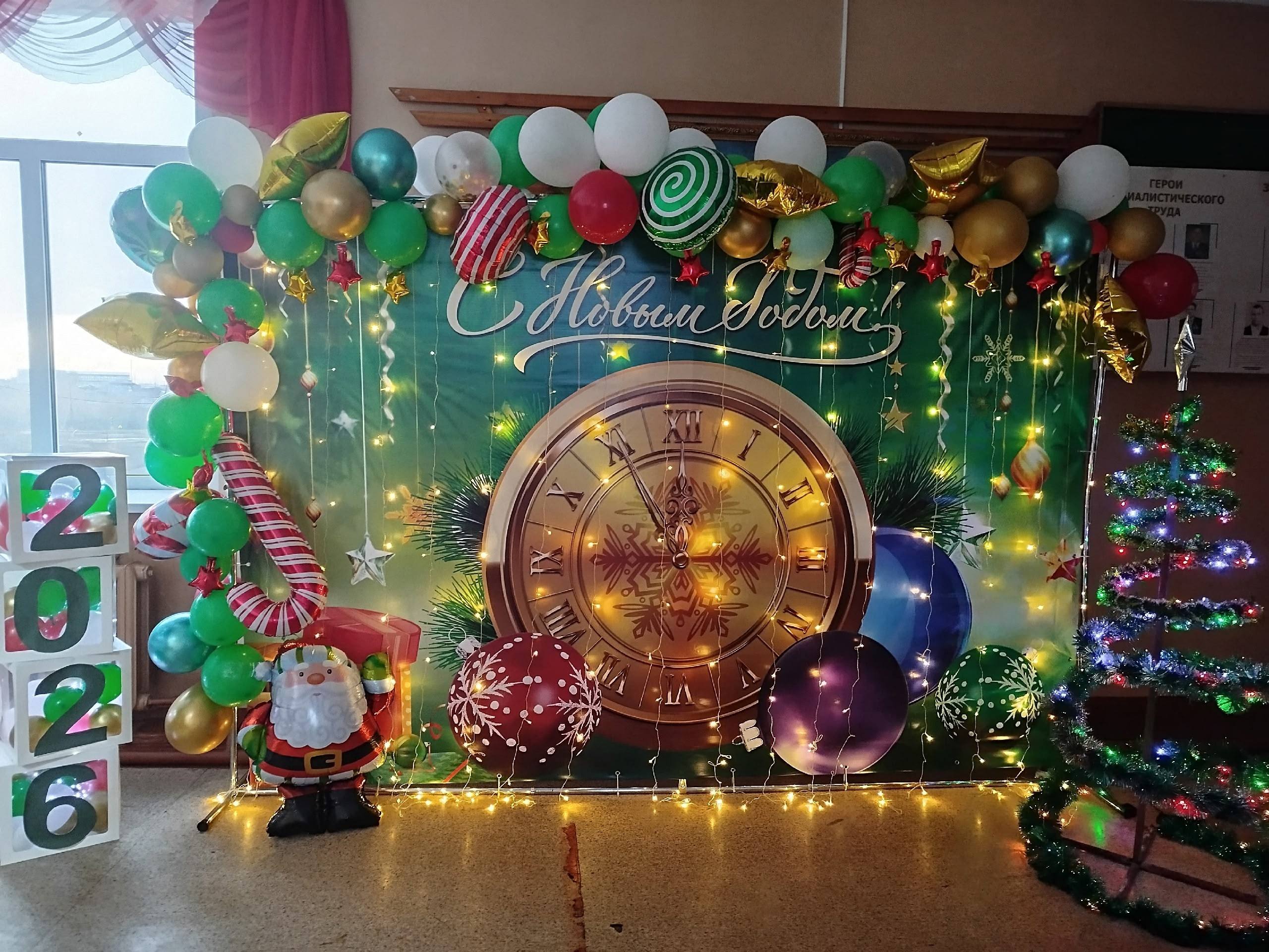 Жители Куртамышского округа уже начали наряжать свои дома и учреждения, создавая праздничную атмосферу Жители Куртамышского округа уже начали наряжать свои дома и учреждения, создавая праздничную атмосферу