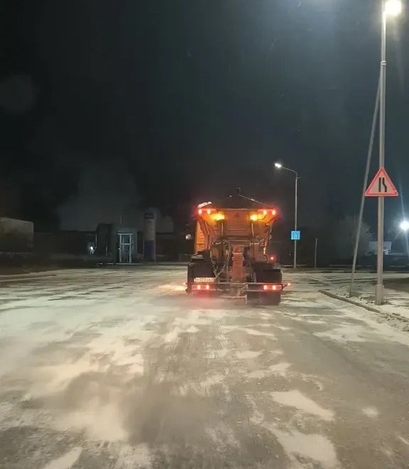 Дорожные службы работают на очистке улиц от снега Дорожные службы работают на очистке улиц от снега