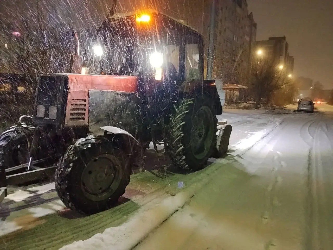 Дорожные службы работают на очистке улиц от снега Дорожные службы работают на очистке улиц от снега