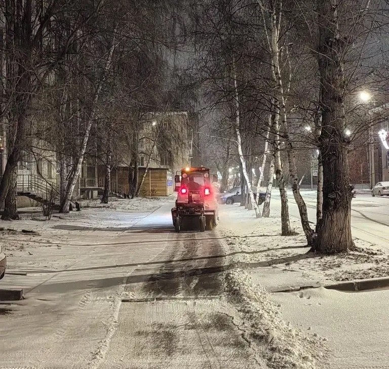 Дорожные службы работают на очистке улиц от снега Дорожные службы работают на очистке улиц от снега