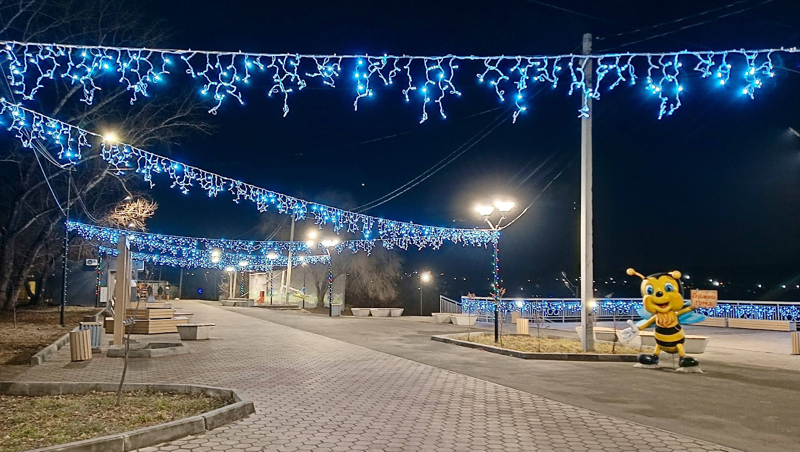 Жители Куртамышского округа уже начали наряжать свои дома и учреждения, создавая праздничную атмосферу Жители Куртамышского округа уже начали наряжать свои дома и учреждения, создавая праздничную атмосферу