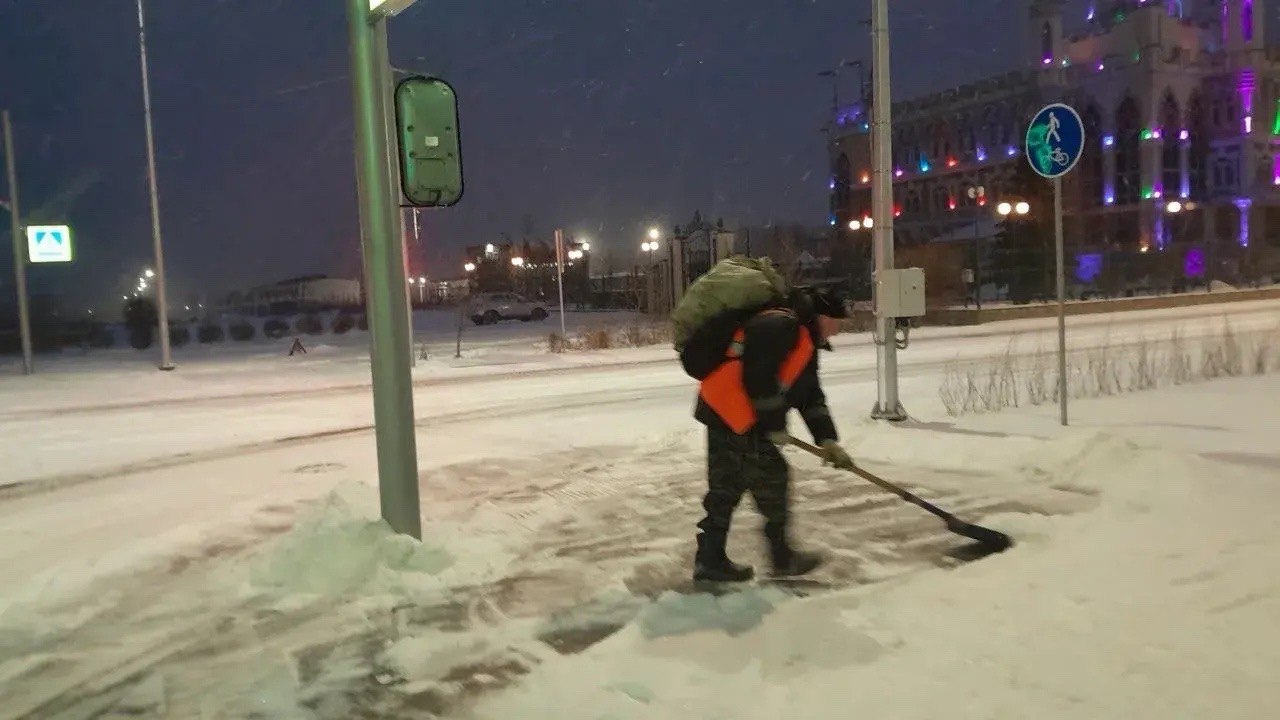 Дорожные службы работают на очистке улиц от снега Дорожные службы работают на очистке улиц от снега