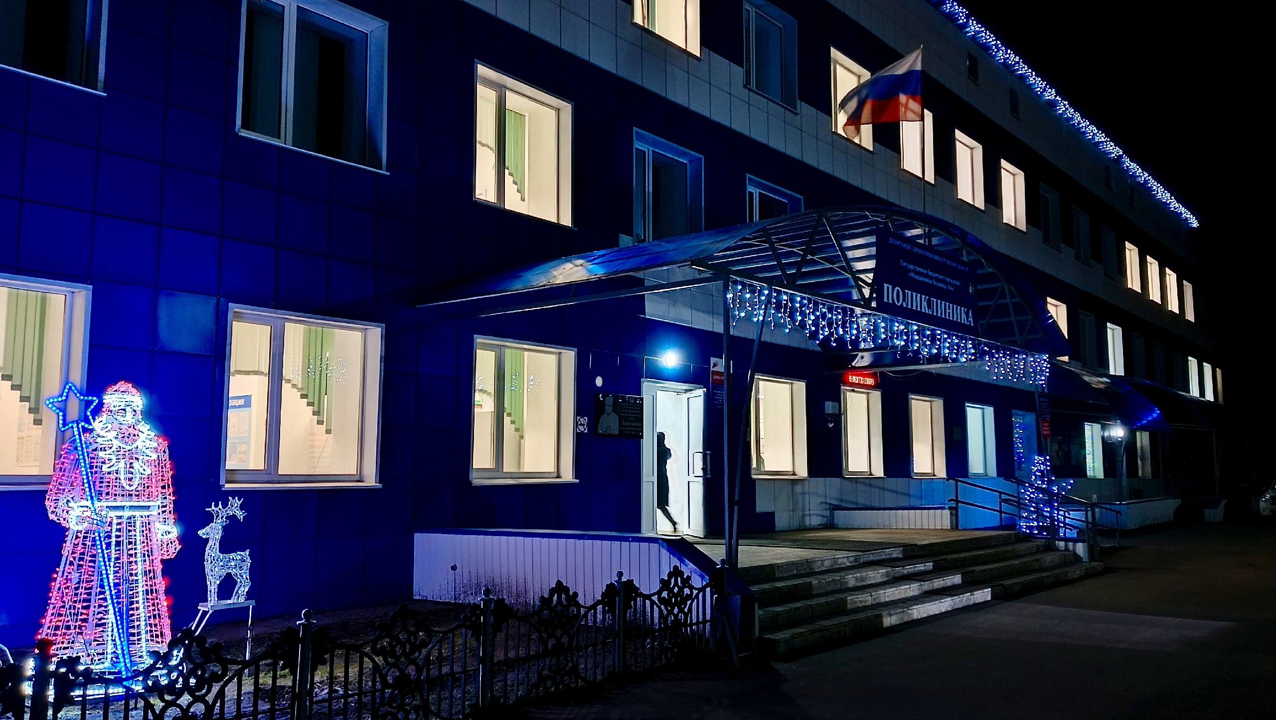 Жители Куртамышского округа уже начали наряжать свои дома и учреждения, создавая праздничную атмосферу Жители Куртамышского округа уже начали наряжать свои дома и учреждения, создавая праздничную атмосферу