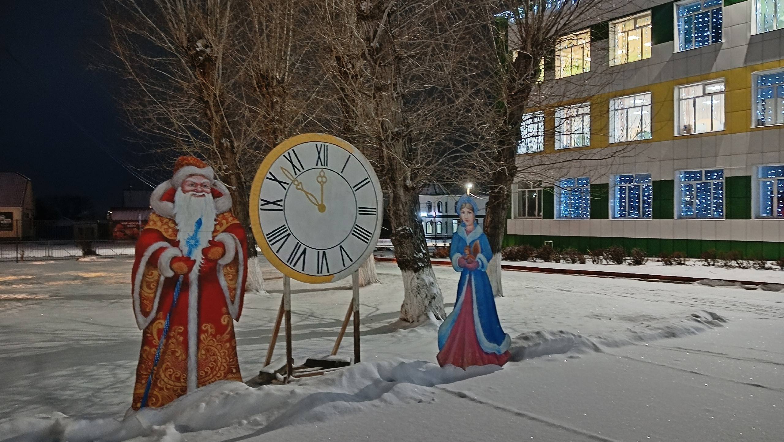 Жители Куртамышского округа уже начали наряжать свои дома и учреждения, создавая праздничную атмосферу Жители Куртамышского округа уже начали наряжать свои дома и учреждения, создавая праздничную атмосферу