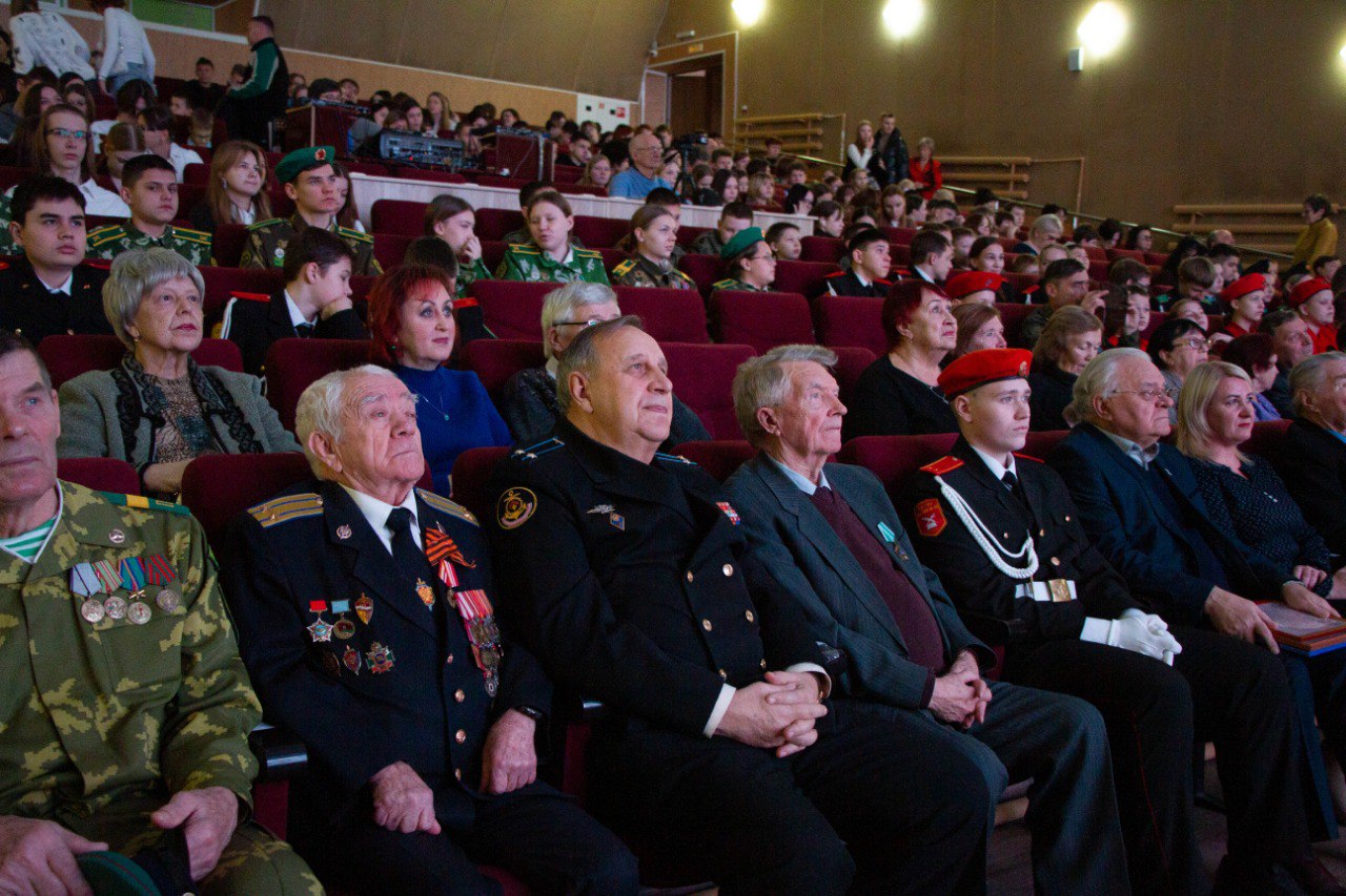 Сегодня в культурном центре «Курган» собрались ветераны войны, труда, Вооруженных Сил и правоохранительных органов, а также ветераны специальной военной операции, школьники и студенты, горожане на патриотическую концертную... Сегодня в культурном центре «Курган» собрались ветераны войны, труда, Вооруженных Сил и правоохранительных органов, а также ветераны специальной военной операции, школьники и студенты, горожане на патриотическую концертную...
