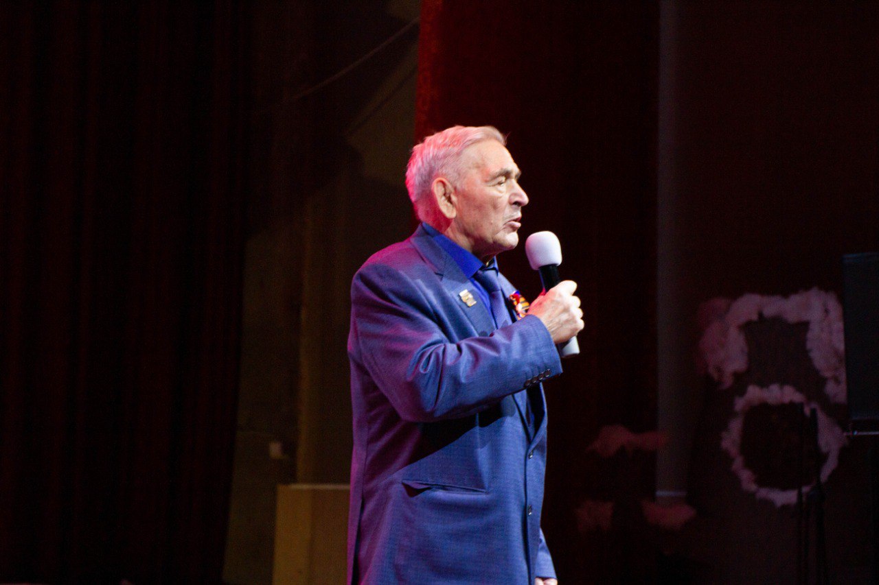 Сегодня в культурном центре «Курган» собрались ветераны войны, труда, Вооруженных Сил и правоохранительных органов, а также ветераны специальной военной операции, школьники и студенты, горожане на патриотическую концертную... Сегодня в культурном центре «Курган» собрались ветераны войны, труда, Вооруженных Сил и правоохранительных органов, а также ветераны специальной военной операции, школьники и студенты, горожане на патриотическую концертную...