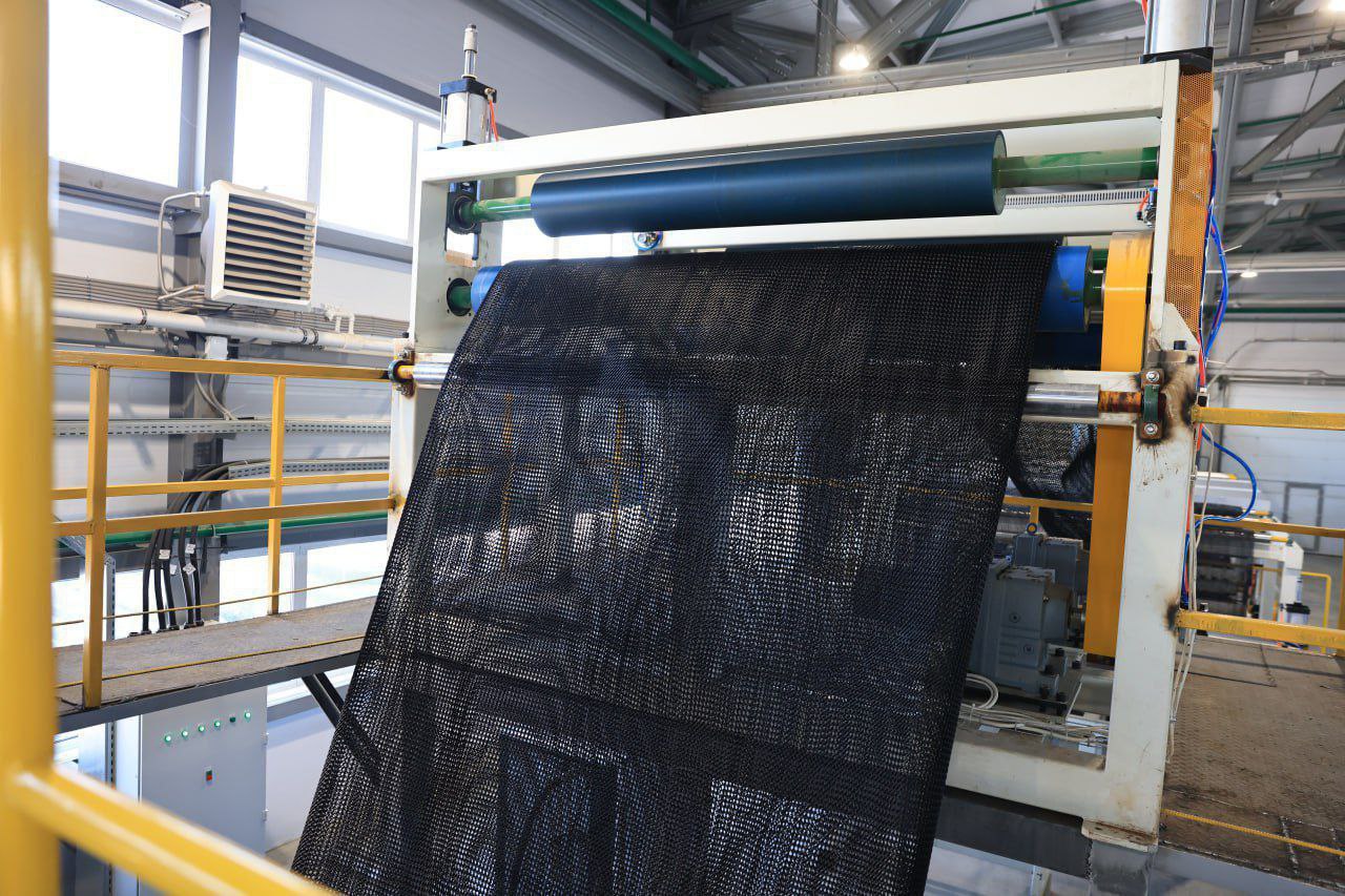 Губернатор Вадим Шумков сегодня, 9 декабря, вместе с генеральным директором ООО «Компания Бентонит» Александром Ветюговым открыл новый завод по производству геомембран и дренажных матов компании ООО «БентИзол» в Кетовском... Губернатор Вадим Шумков сегодня, 9 декабря, вместе с генеральным директором ООО «Компания Бентонит» Александром Ветюговым открыл новый завод по производству геомембран и дренажных матов компании ООО «БентИзол» в Кетовском...