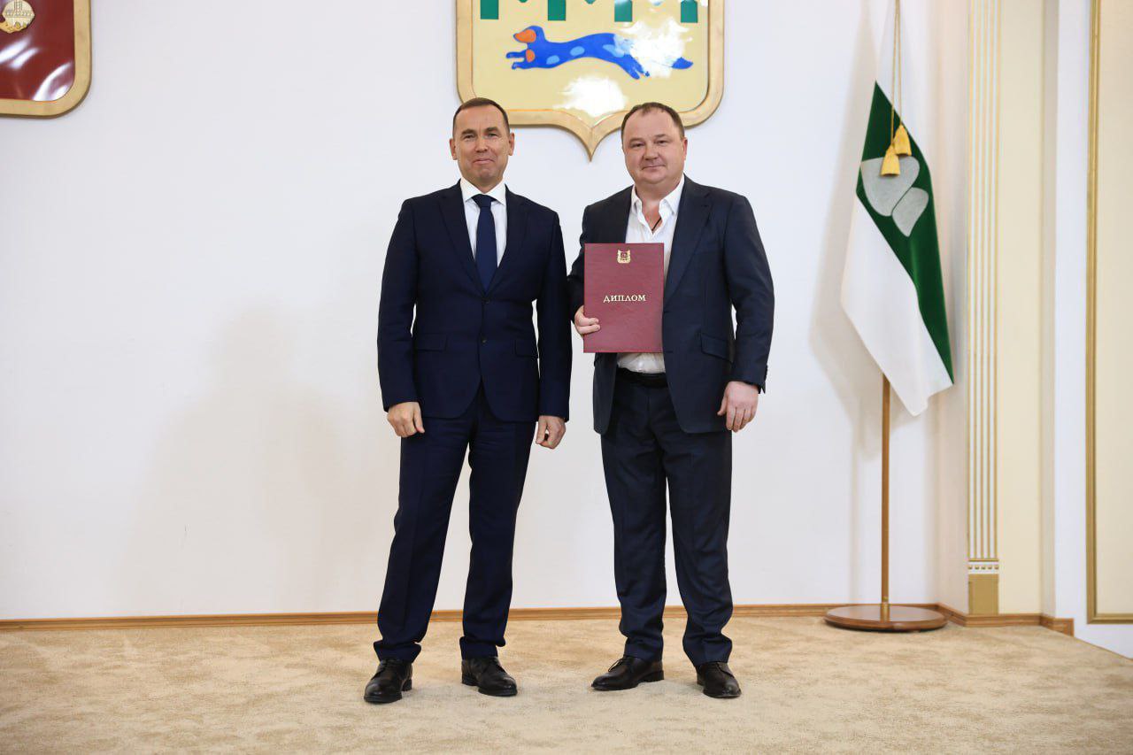 Сегодня, 9 декабря, губернатор Вадим Шумков вручил награды работникам и предприятиям агропромышленного комплекса Курганской области Сегодня, 9 декабря, губернатор Вадим Шумков вручил награды работникам и предприятиям агропромышленного комплекса Курганской области