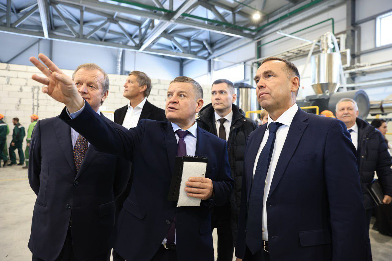 Губернатор Вадим Шумков сегодня, 9 декабря, вместе с генеральным директором ООО «Компания Бентонит» Александром Ветюговым открыл новый завод по производству геомембран и дренажных матов компании ООО «БентИзол» в Кетовском... Губернатор Вадим Шумков сегодня, 9 декабря, вместе с генеральным директором ООО «Компания Бентонит» Александром Ветюговым открыл новый завод по производству геомембран и дренажных матов компании ООО «БентИзол» в Кетовском...