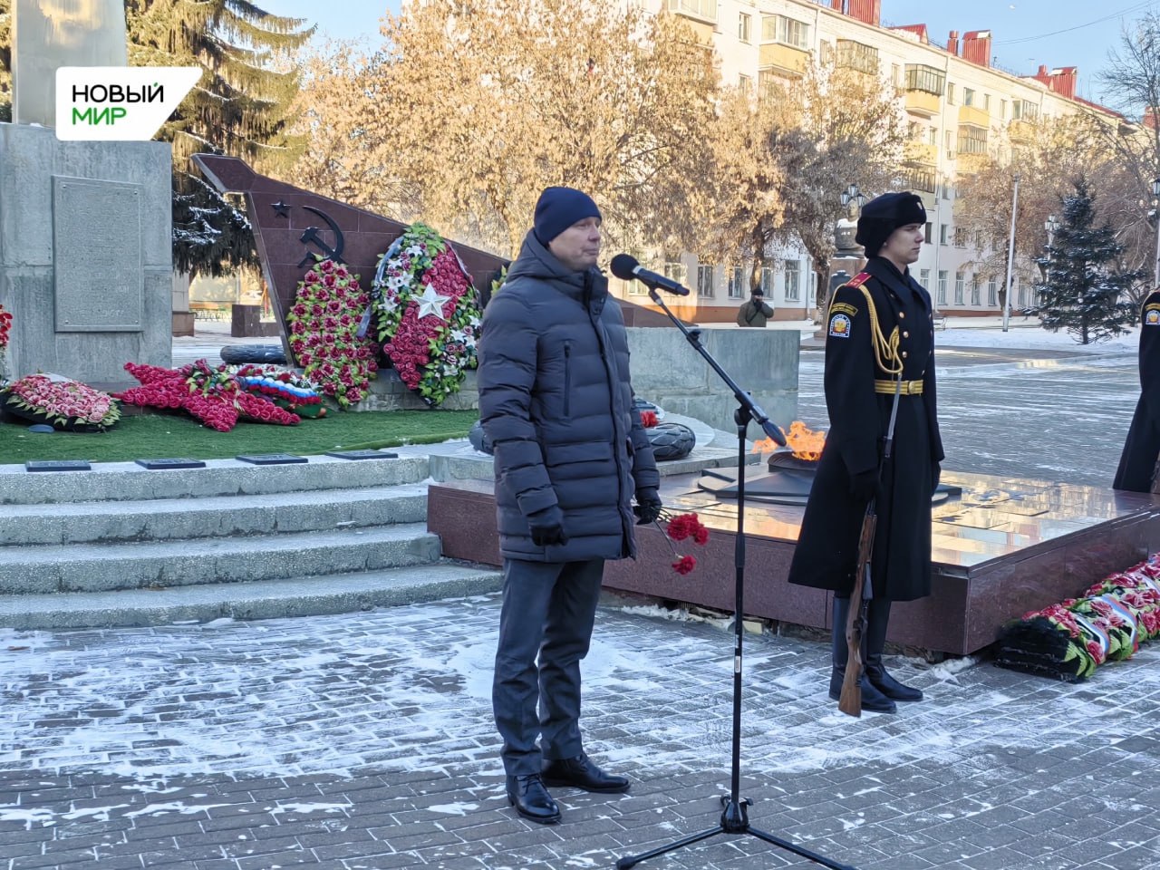 В этот морозный декабрьский день в Кургане на Аллее Славы у Вечного огня прошла торжественная церемония возложения цветов, приуроченная ко Дню Героев Отечества В этот морозный декабрьский день в Кургане на Аллее Славы у Вечного огня прошла торжественная церемония возложения цветов, приуроченная ко Дню Героев Отечества