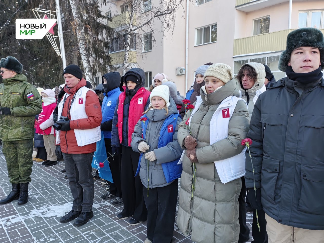 В этот морозный декабрьский день в Кургане на Аллее Славы у Вечного огня прошла торжественная церемония возложения цветов, приуроченная ко Дню Героев Отечества В этот морозный декабрьский день в Кургане на Аллее Славы у Вечного огня прошла торжественная церемония возложения цветов, приуроченная ко Дню Героев Отечества