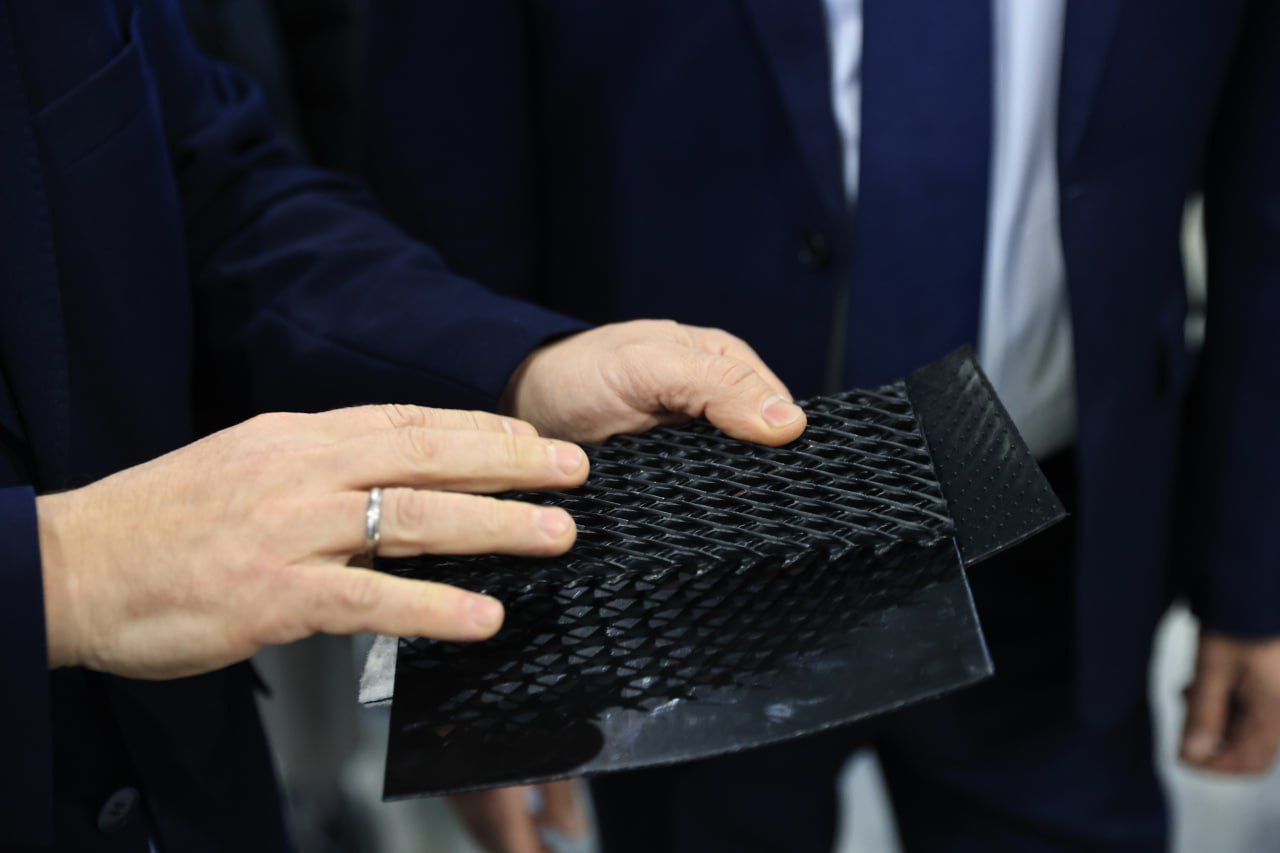 Губернатор Вадим Шумков сегодня, 9 декабря, вместе с генеральным директором ООО «Компания Бентонит» Александром Ветюговым открыл новый завод по производству геомембран и дренажных матов компании ООО «БентИзол» в Кетовском... Губернатор Вадим Шумков сегодня, 9 декабря, вместе с генеральным директором ООО «Компания Бентонит» Александром Ветюговым открыл новый завод по производству геомембран и дренажных матов компании ООО «БентИзол» в Кетовском...