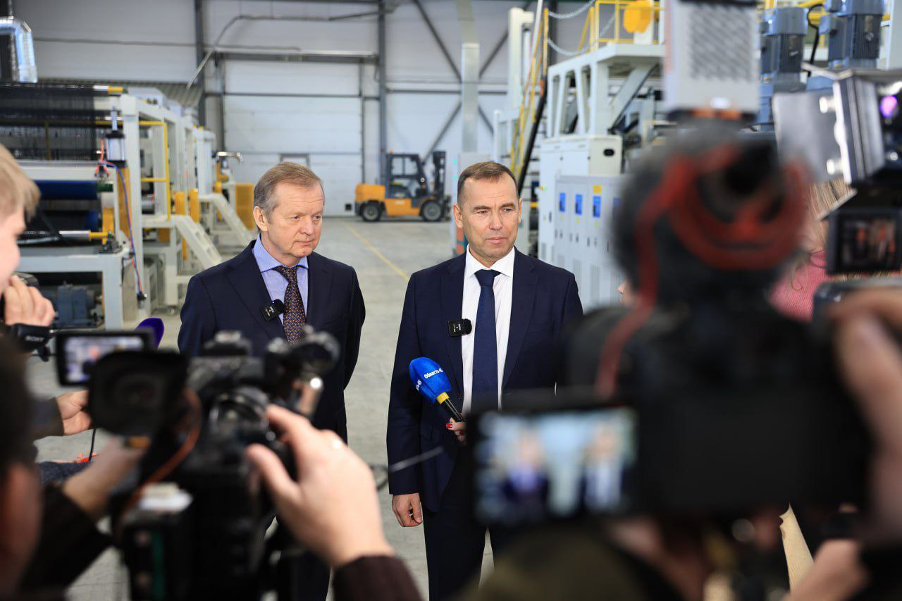 Губернатор Вадим Шумков сегодня, 9 декабря, вместе с генеральным директором ООО «Компания Бентонит» Александром Ветюговым открыл новый завод по производству геомембран и дренажных матов компании ООО «БентИзол» в Кетовском... Губернатор Вадим Шумков сегодня, 9 декабря, вместе с генеральным директором ООО «Компания Бентонит» Александром Ветюговым открыл новый завод по производству геомембран и дренажных матов компании ООО «БентИзол» в Кетовском...