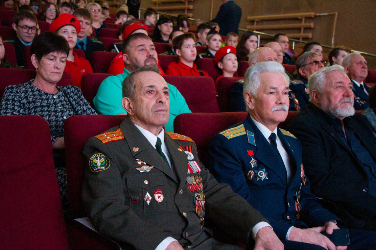 Сегодня в культурном центре «Курган» собрались ветераны войны, труда, Вооруженных Сил и правоохранительных органов, а также ветераны специальной военной операции, школьники и студенты, горожане на патриотическую концертную... Сегодня в культурном центре «Курган» собрались ветераны войны, труда, Вооруженных Сил и правоохранительных органов, а также ветераны специальной военной операции, школьники и студенты, горожане на патриотическую концертную...