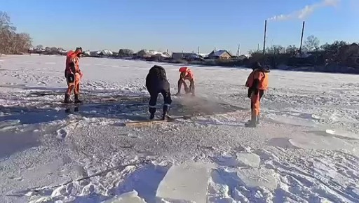 Легковушка провалилась под лёд вместе с людьми в Кетово