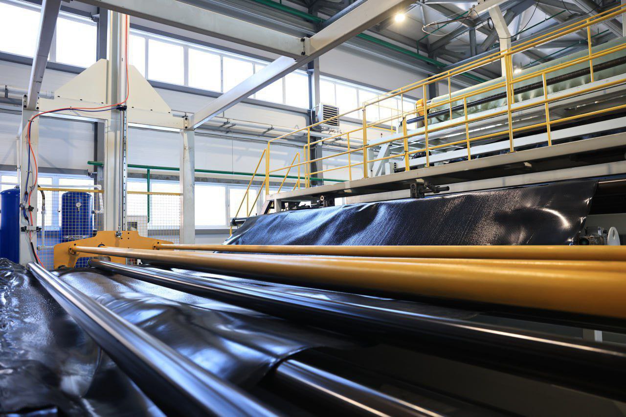 Губернатор Вадим Шумков сегодня, 9 декабря, вместе с генеральным директором ООО «Компания Бентонит» Александром Ветюговым открыл новый завод по производству геомембран и дренажных матов компании ООО «БентИзол» в Кетовском... Губернатор Вадим Шумков сегодня, 9 декабря, вместе с генеральным директором ООО «Компания Бентонит» Александром Ветюговым открыл новый завод по производству геомембран и дренажных матов компании ООО «БентИзол» в Кетовском...