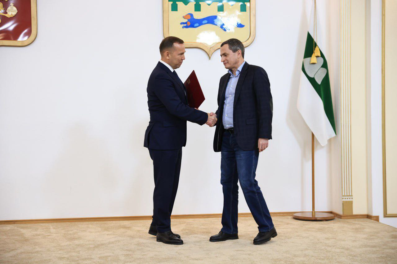 Сегодня, 9 декабря, губернатор Вадим Шумков вручил награды работникам и предприятиям агропромышленного комплекса Курганской области Сегодня, 9 декабря, губернатор Вадим Шумков вручил награды работникам и предприятиям агропромышленного комплекса Курганской области