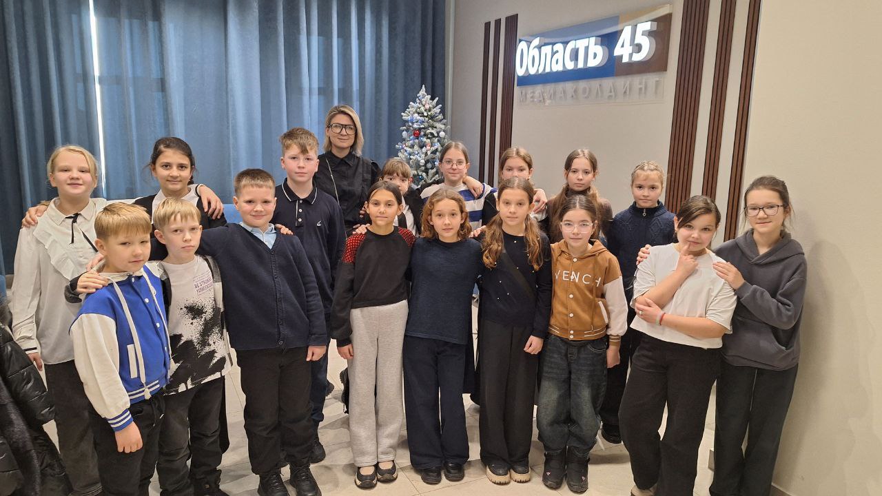 В этот вторник четвероклашки из школы №44 заполонили наш офис и отправились в путешествие по кабинетам