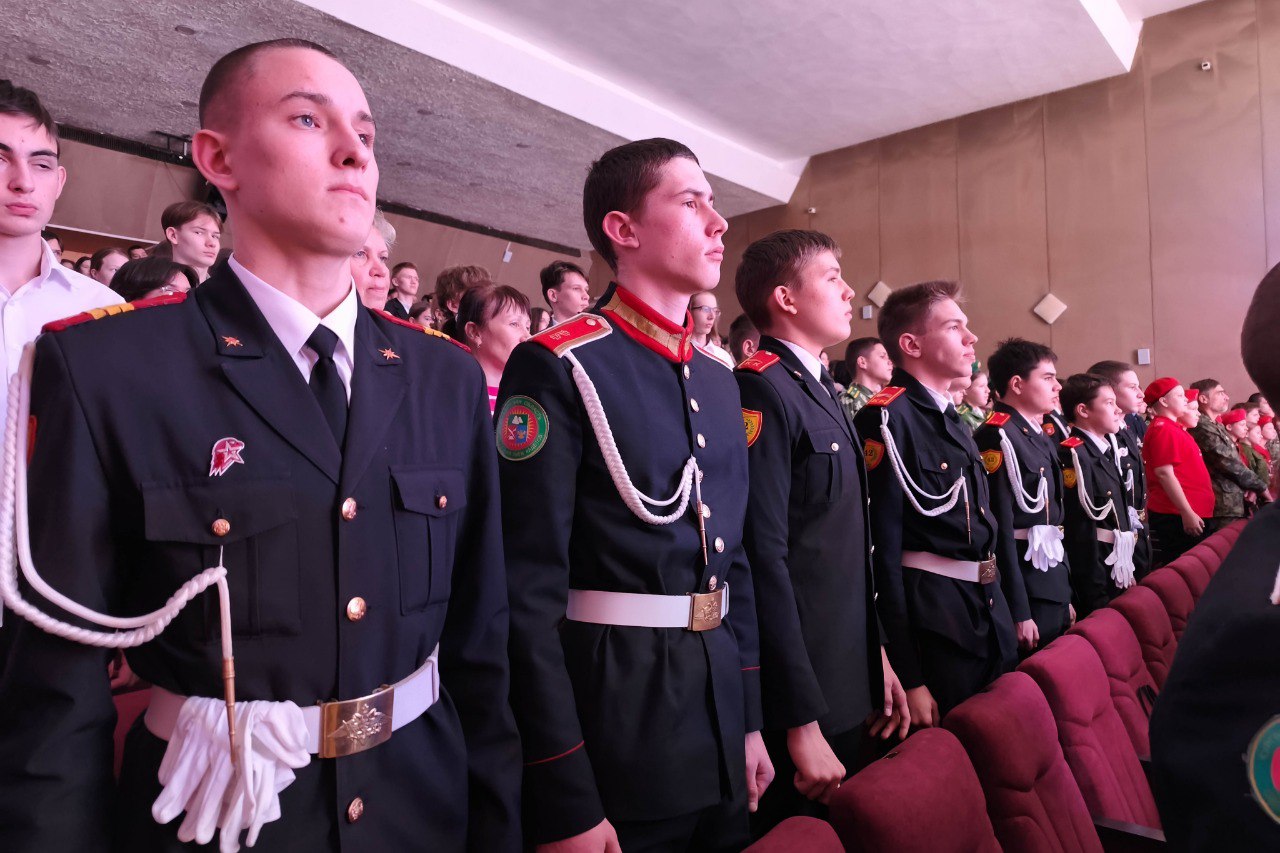 Сегодня в культурном центре «Курган» собрались ветераны войны, труда, Вооруженных Сил и правоохранительных органов, а также ветераны специальной военной операции, школьники и студенты, горожане на патриотическую концертную... Сегодня в культурном центре «Курган» собрались ветераны войны, труда, Вооруженных Сил и правоохранительных органов, а также ветераны специальной военной операции, школьники и студенты, горожане на патриотическую концертную...
