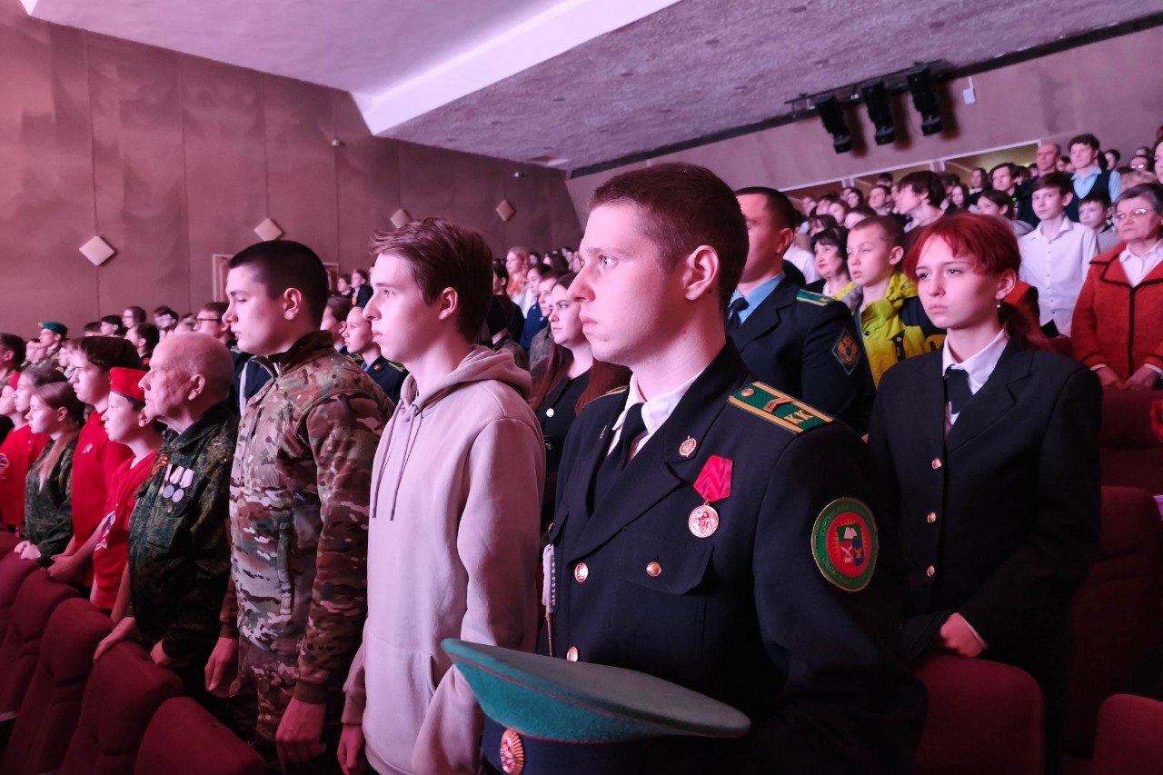 Сегодня в культурном центре «Курган» собрались ветераны войны, труда, Вооруженных Сил и правоохранительных органов, а также ветераны специальной военной операции, школьники и студенты, горожане на патриотическую концертную... Сегодня в культурном центре «Курган» собрались ветераны войны, труда, Вооруженных Сил и правоохранительных органов, а также ветераны специальной военной операции, школьники и студенты, горожане на патриотическую концертную...