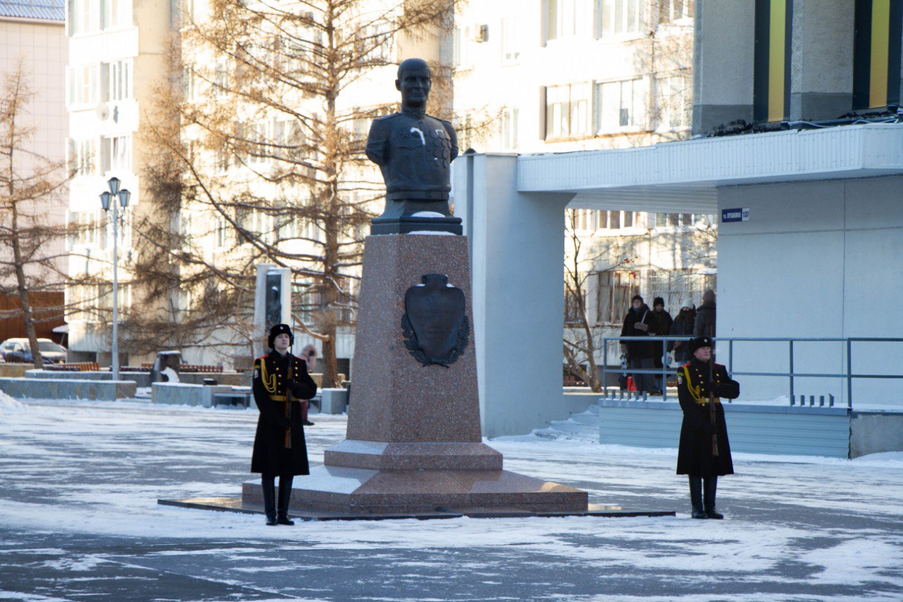 В Кургане прошла церемония возложения цветов, посвященная Дню Героев Отечества