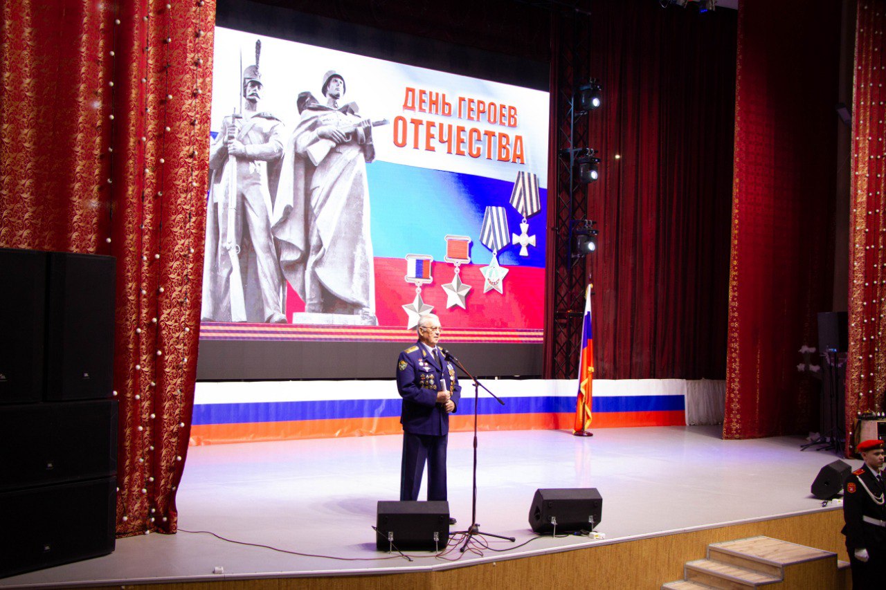 Сегодня в культурном центре «Курган» собрались ветераны войны, труда, Вооруженных Сил и правоохранительных органов, а также ветераны специальной военной операции, школьники и студенты, горожане на патриотическую концертную... Сегодня в культурном центре «Курган» собрались ветераны войны, труда, Вооруженных Сил и правоохранительных органов, а также ветераны специальной военной операции, школьники и студенты, горожане на патриотическую концертную...