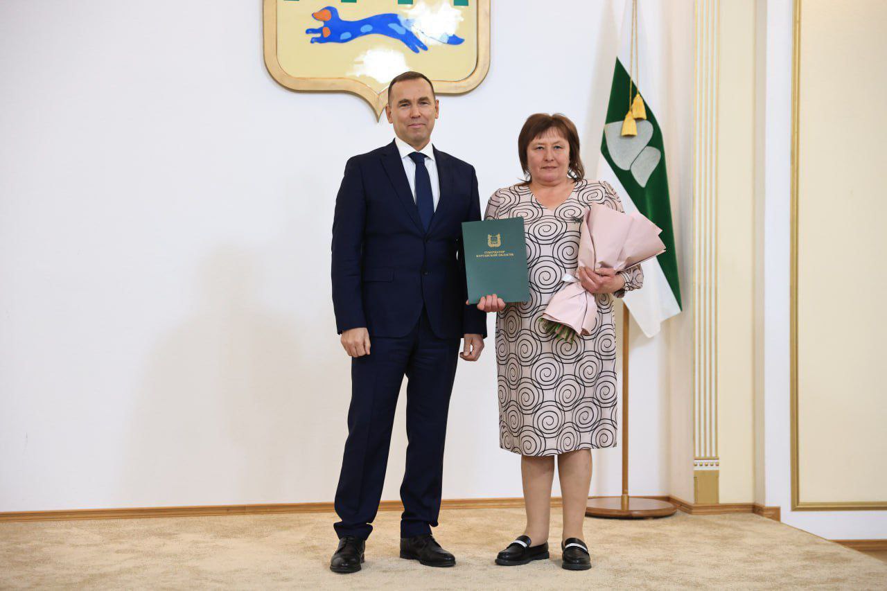 Сегодня, 9 декабря, губернатор Вадим Шумков вручил награды работникам и предприятиям агропромышленного комплекса Курганской области Сегодня, 9 декабря, губернатор Вадим Шумков вручил награды работникам и предприятиям агропромышленного комплекса Курганской области