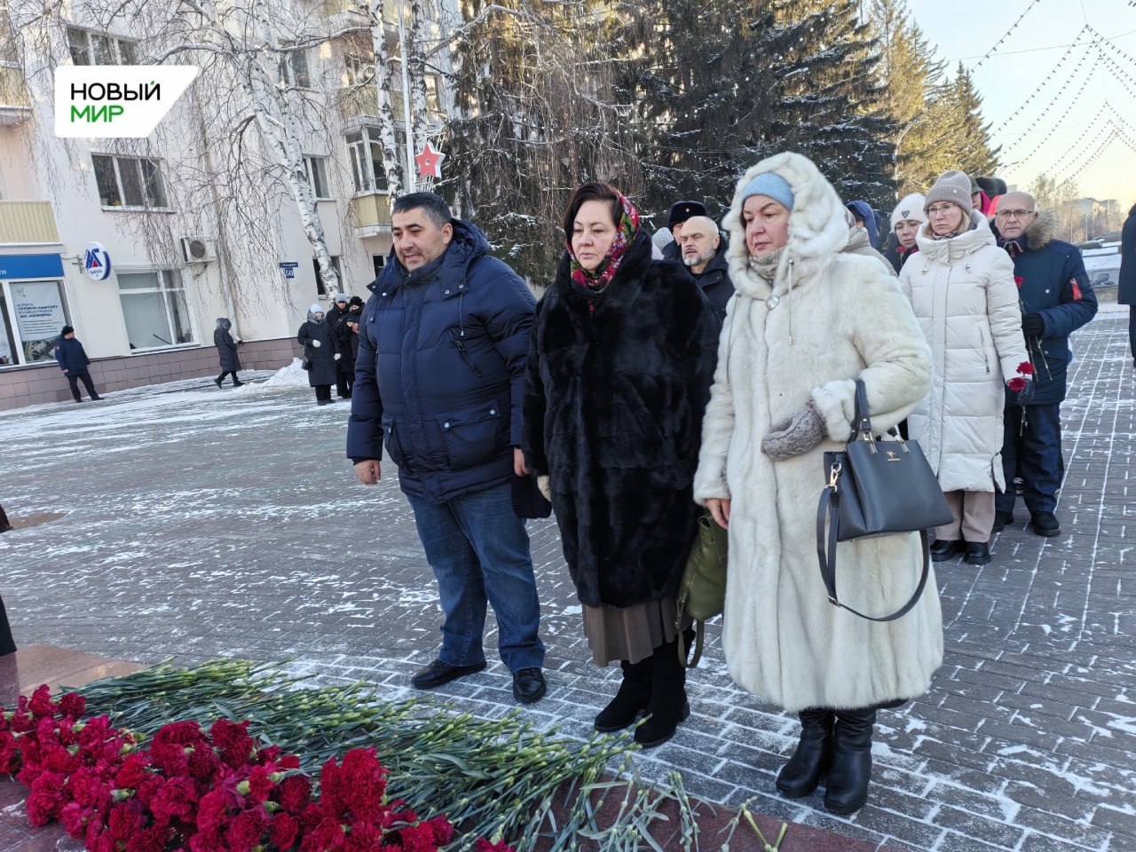 В этот морозный декабрьский день в Кургане на Аллее Славы у Вечного огня прошла торжественная церемония возложения цветов, приуроченная ко Дню Героев Отечества В этот морозный декабрьский день в Кургане на Аллее Славы у Вечного огня прошла торжественная церемония возложения цветов, приуроченная ко Дню Героев Отечества