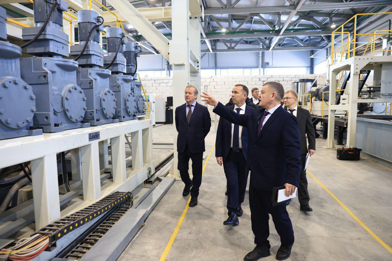 Губернатор Вадим Шумков сегодня, 9 декабря, вместе с генеральным директором ООО «Компания Бентонит» Александром Ветюговым открыл новый завод по производству геомембран и дренажных матов компании ООО «БентИзол» в Кетовском... Губернатор Вадим Шумков сегодня, 9 декабря, вместе с генеральным директором ООО «Компания Бентонит» Александром Ветюговым открыл новый завод по производству геомембран и дренажных матов компании ООО «БентИзол» в Кетовском...